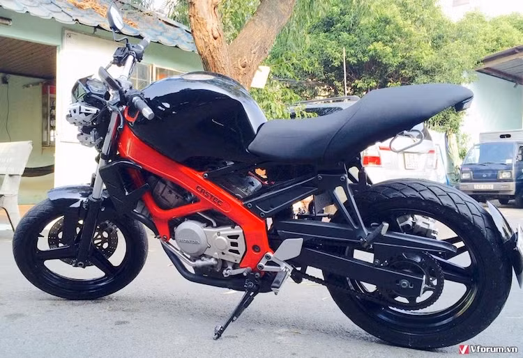 Chiếc VT250 Spada này đã được chủ xe độ lại theo phong cách được anh gọi là "Ducati Transformers". Trong đó, bình xăng và đuôi xe đã được tạo dáng lại theo phong cách Ducati Scrambler và phần đầu do chủ xe "thửa riêng", với các đèn pha mắt cầu giống bộ mặt của những robot trong loạt phim "bom tấn" Transformers.