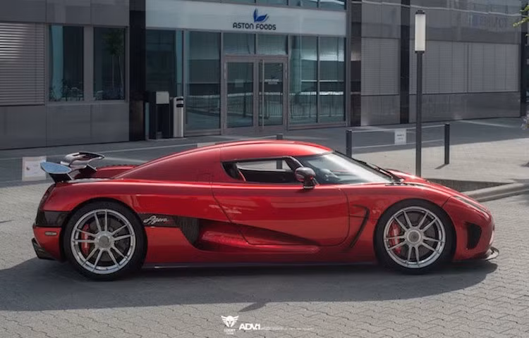 Agera R sở hữu thiết kế với "phom" quen thuộc của nhà sản xuất siêu xe Thuỵ Điển Koenigsegg, đã có từ chiếc CC8S đầu tiên những năm 2002. Tuy nhiên, Koenigsegg cũng đã thay đổi một số chi tiết thân xe, phần đầu và phần đuôi của Agera R để chiếc xe trông hiện đại hơn.
