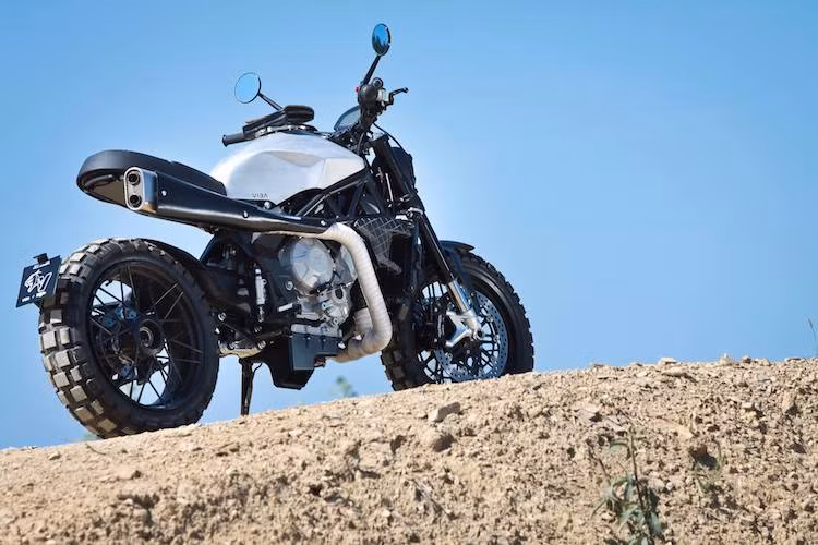 Là một sản phẩm được chế tạo thủ công tại Pháp và chỉ sản xuất với số lượng 1 chiếc, LARA 800 Furygan chắc chắn sẽ có giá đắt hơn so với phiên bản thường, vốn chỉ có 23 chiếc cùng giá bán 35.000 USD. Khách hàng sẽ phải liên hệ trực tiếp tới Viba để báo giá và có thể có khả năng cá nhân hóa màu sắc mọi chi tiết trên xe.