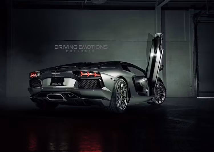 “Gắn bó” với động cơ V12 là một phần trong DNA của Lambo, chính vì vậy họ đã tình nguyện nghiên cứu để mức lượng tiêu thụ nhiện liệu và hàm lượng khí CO2 giảm xuống còn lần lượt 25 và 30% vào năm 2015. Đó là lý do vì sao Aventador Roadster có hệ thống ngắt bớt số xi-lanh khi không cần nhiều công suất. Để làm mát cho động cơ, Lamborghini đã phải thiết kế ra các khe hút gió hai bên thân xe.