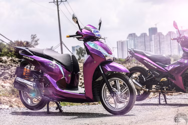 Vào đầu hè 2015, Honda SH 300i 2016 đã lần đầu tiên được giới thiệu tại Ý. Rất nhanh chóng, chỉ tới khoảng tháng 8/2015, những chiếc xe đầu tiên đã được nhập khẩu tư nhân về Việt Nam với giá dao động trong khoảng 300 triệu đồng.