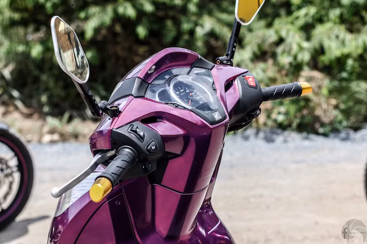 Ở trên tay lái của xe là các món đồ chơi trang trí "nhẹ nhàng" như gù xéo Rizoma cùng với kính chiếu hậu CNC Ellise.