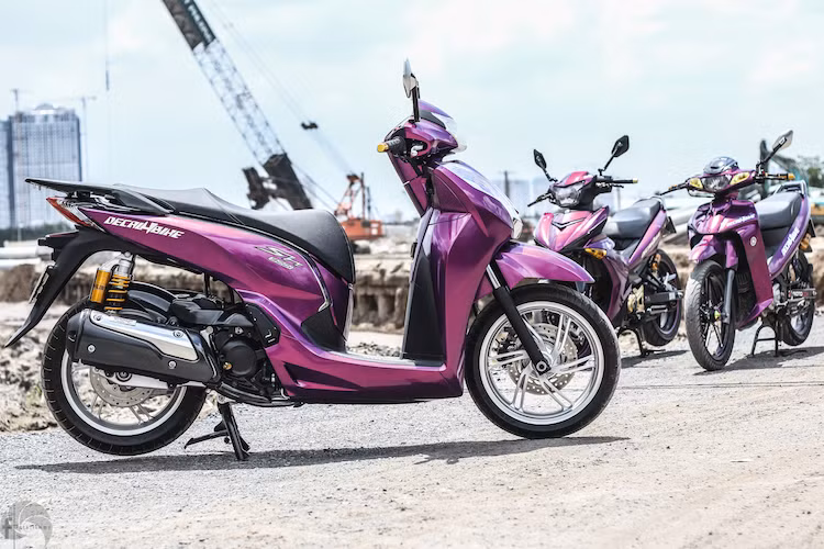 So với phiên bản SH125/SH150 rất được ưa chuộng tại Việt Nam, Honda SH300i vừa quen, vừa lạ với "phom xe" tương tự nhưng có các chi tiết mới như được nâng cấp lên công nghệ LED, mặt nạ với xi-nhan xếp thành chữ V, mâm đúc 6 cánh kép xoắn. So với thế hệ trước, SH 300i 2016 sở hữu một thiết kế thân xe "mượt mà" và ít bị gián đoạn hơn phiên bản cũ.