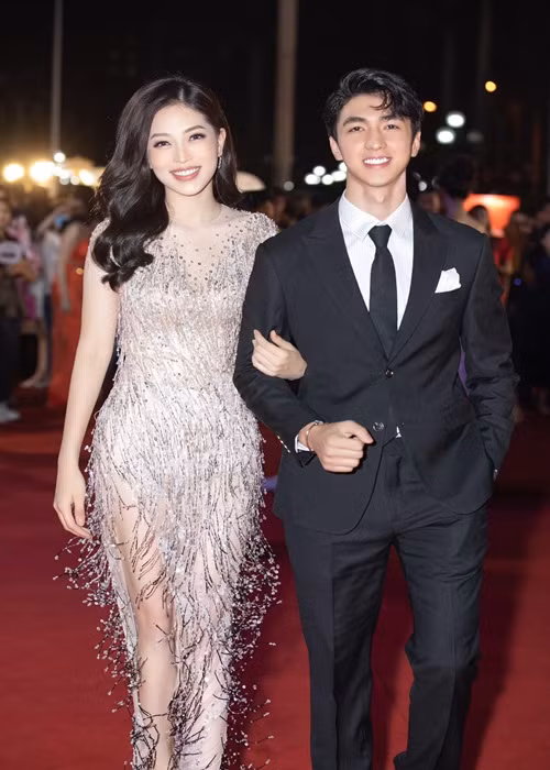 Khi được hỏi về đám cưới, bạn trai của Phương Nga cho biết, anh sẽ kết hôn vào tháng 9 âm nhưng chưa biết là năm nào.