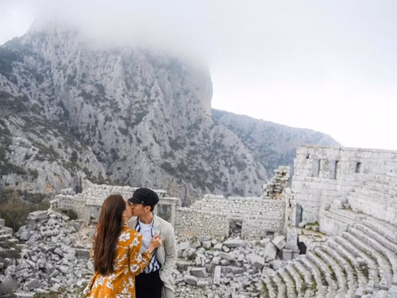 Đối với Phương Nga, Bình An là tình đầu. Còn về phần mình, Bình An say nắng nụ cười của bạn gái ngay từ lần gặp đầu tiên.