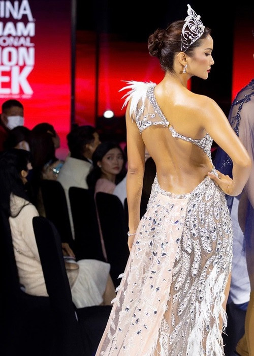 Vẻ đẹp khác biệt là một trong số những lý do nàng hoa hậu được nhiều khán giả yêu thích.