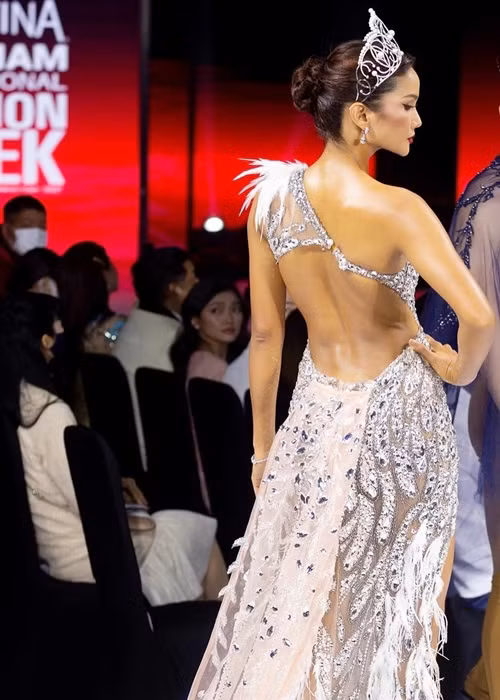 Vẻ đẹp khác biệt là một trong số những lý do nàng hoa hậu được nhiều khán giả yêu thích.