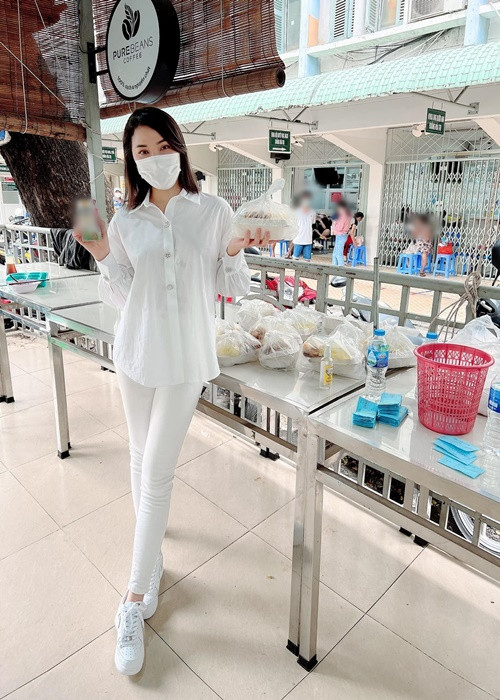 "Thư có cuộc sống riêng của Thư, cái Thư phải cảm ơn rất nhiều… Chẳng hạn như em cảm ơn đã cho em được khỏe mạnh, có cơ hội giúp đỡ người khác qua những lần từ thiện như hôm nay", Quỳnh Thư cho hay. Ảnh: FB Quỳnh Thư