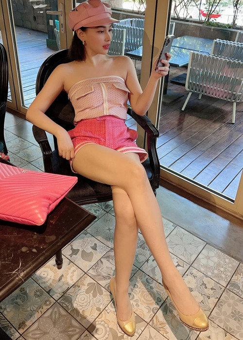 Sau đó, trên trang cá nhân, Quỳnh Thư trải lòng: “Những ngày qua thật sự rất bận, không có thời gian để ngủ luôn chứ đừng nói đến cho việc giải thích hay hơn thua. Và chuyện như thế nào hồi sau sẽ rõ. Hãy kiên nhẫn đợi nhé! Còn bây giờ Thư phải tập trung cao độ để làm việc tiếp đây. Dù ai có hiểu lầm hay phán xét sai đi chăng nữa thì cũng cảm ơn các bạn đã quan tâm thật nhiều”. Ảnh: FB Quỳnh Thư