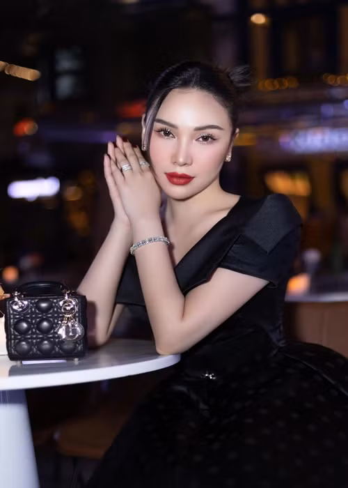 Trước đó, khi vướng nghi vấn là người phụ nữ mặc váy ngủ xuất hiện bên cạnh chồng Diệp Lâm Anh tại nhà riêng, Quỳnh Thư chia sẻ trên Doanh nghiệp và Tiếp thị: "Tôi không có phản hồi về sự việc này, khi nào hình ảnh có mặt tôi xuất hiện thì tôi lên tiếng". Ảnh: FB Quỳnh Thư