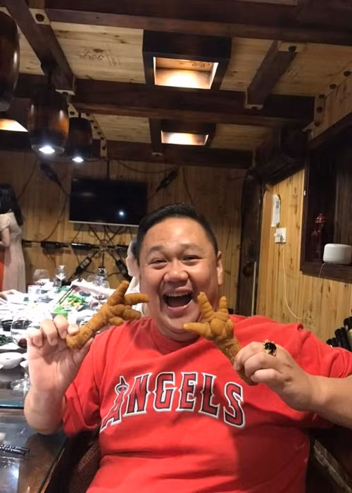 Ngoài ra, Minh Béo vướng lùm xùm cho người đi phát vé miễn phí nhưng vẫn trưng bảng "hết vé", có những phát ngôn thô tục trên trang cá nhân, ám chỉ antifan, nhắc đến Mỹ Tâm kèm những cụm từ thiếu tôn trọng, bị tố lợi dụng lòng tốt nhằm chiếm đoạt thương hiệu trà tắc cho riêng mình. Ảnh: FBNV