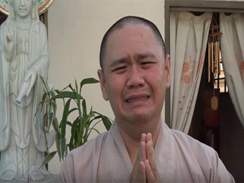 Tháng 5/2017, Minh Béo đăng clip vừa khóc mếu máo vừa xin lỗi khán giả và giải trình sau khi về nước, tinh thần không ổn định nên thường xuyên phải uống thuốc thần kinh và nương nhờ cửa Phật. Ảnh chụp màn hình