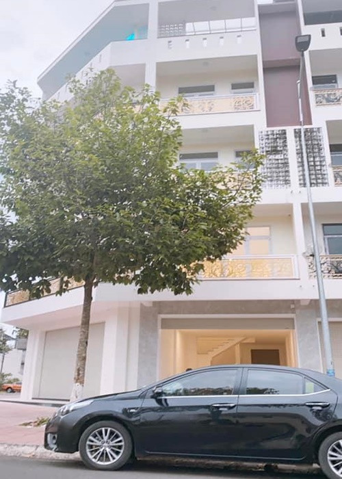 Trên trang cá nhân, Thu Thảo khoe ngôi nhà ở Lâm Đồng. Cô chia sẻ: "Chào đón đứa con tinh thần đang thai nghén. Chờ xem sau khi hoàn thiện sẽ thế nào nhé. Có sức khỏe là có tất cả! Cố gắng vì 2 chuột con Andy và Tony. Mong 2022 này mẹ con mình an yên trên mảnh đất mới! 2 con trai đã chính thức có hộ khẩu cùng với mẹ rồi".