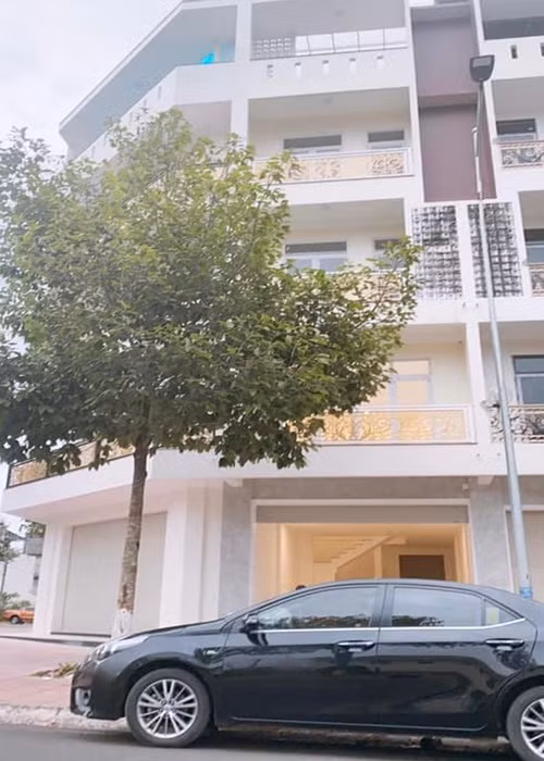 Trên trang cá nhân, Thu Thảo khoe ngôi nhà ở Lâm Đồng. Cô chia sẻ: "Chào đón đứa con tinh thần đang thai nghén. Chờ xem sau khi hoàn thiện sẽ thế nào nhé. Có sức khỏe là có tất cả! Cố gắng vì 2 chuột con Andy và Tony. Mong 2022 này mẹ con mình an yên trên mảnh đất mới! 2 con trai đã chính thức có hộ khẩu cùng với mẹ rồi".