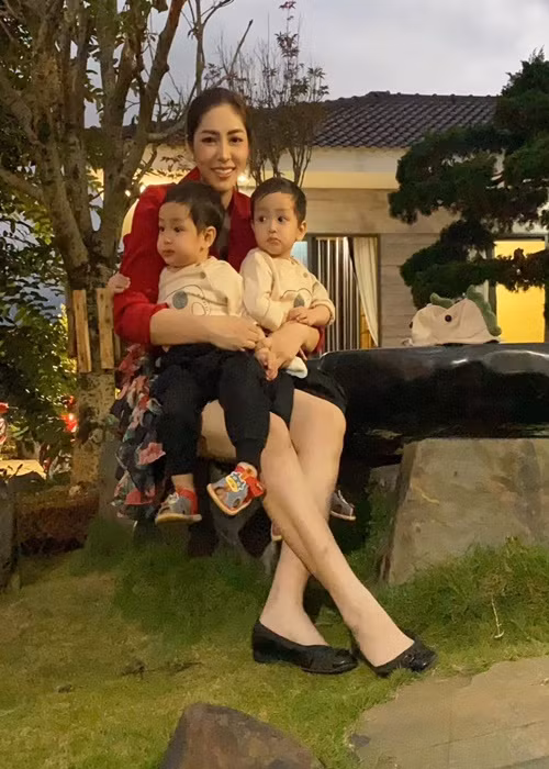 Thời gian qua, Thu Thảo thường xuyên đi lại giữa TPHCM và Lâm Đồng để làm việc và thăm hai con trai.