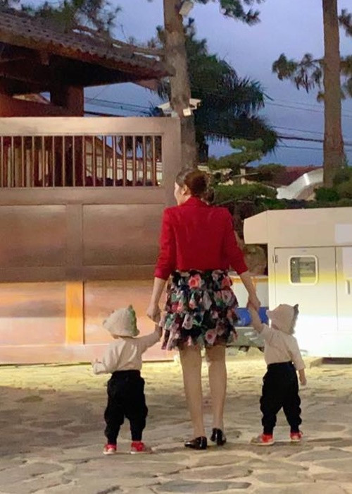 Hai con trai của Thu Thảo ở Lâm Đồng được bố mẹ đẻ cùng chị ruột của nàng hậu chăm sóc.