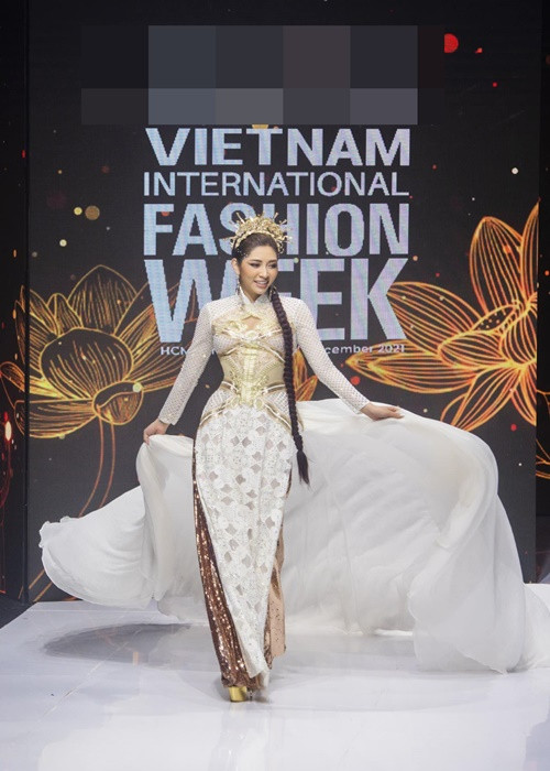 Nàng hoa hậu catwalk trong một show thời trang.