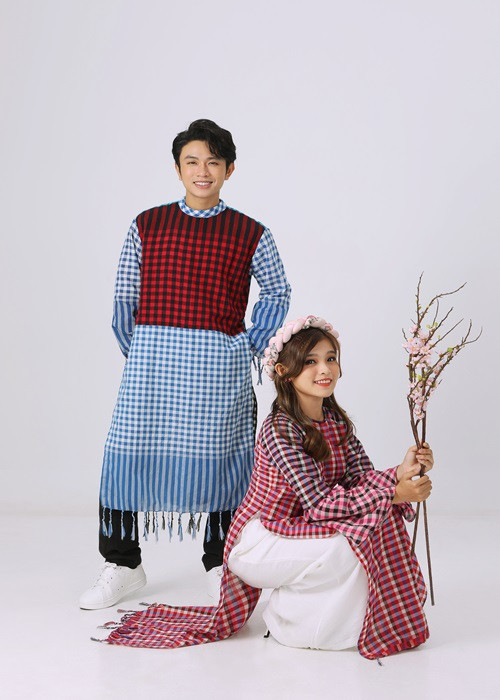 “Mẹ Nhung dạy tôi từ cách dạ thưa. Mẹ nói, mỗi khi thấy người lớn phải chào hỏi, lễ phép để mọi người quý mến mình. Lúc trước tôi ít nói lắm, gặp ai cũng không dạ không chào, nhưng người mẹ thứ 2 đã dạy dỗ tôi từng chút một", nữ ca sĩ kể.