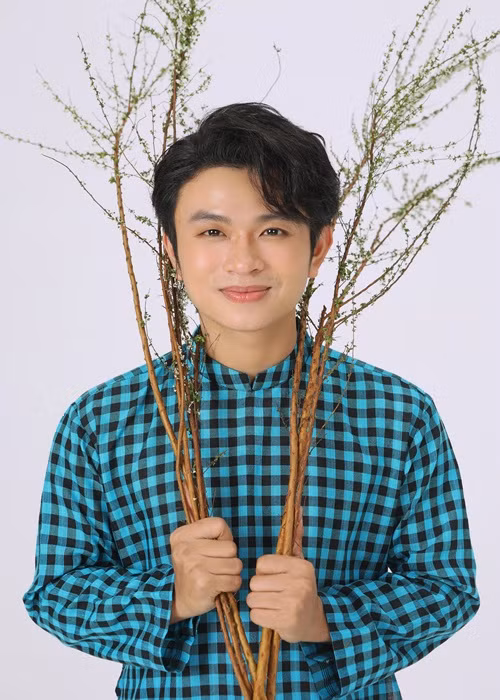 Chia sẻ về cố ca sĩ Phi Nhung, Ngọc Phụng cho biết, Phi Nhung không chỉ là đàn chị mà còn là cô giáo, là người dẫn dắt, là tấm gương để anh nỗ lực trên hành trình theo đuổi dòng nhạc Bolero.