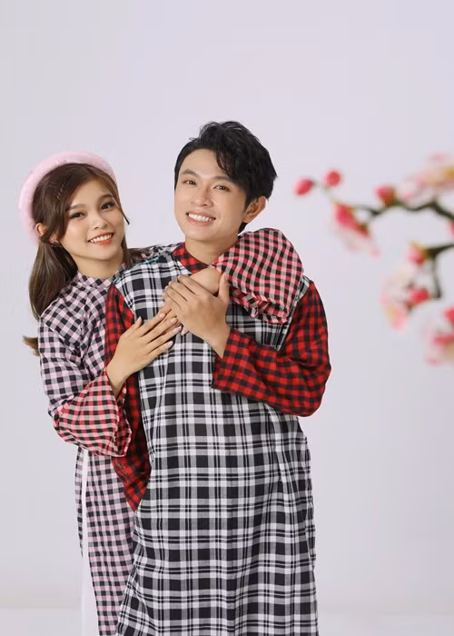 Tuyết Nhung và Ngọc Phụng diễn ăn ý trong bộ ảnh.