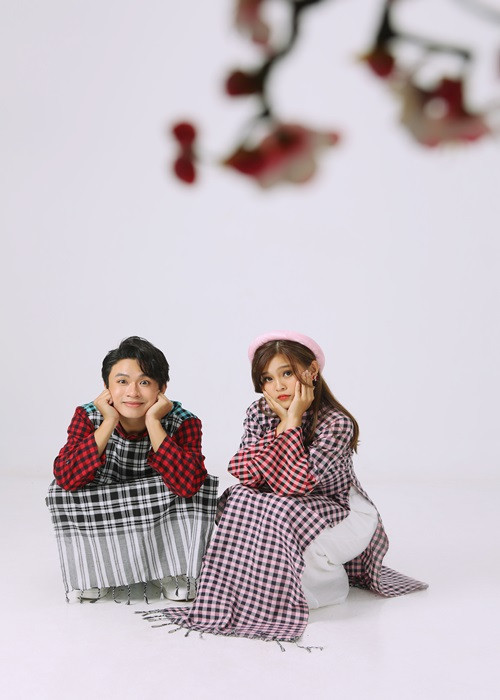 Khoảnh khắc nhí nhảnh của hai ca sĩ trẻ.