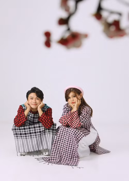 Khoảnh khắc nhí nhảnh của hai ca sĩ trẻ.