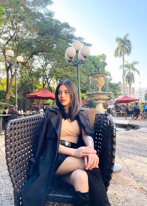 Sinh thời, cô lọt top 6 Vietnam's Next Top Model 2011.