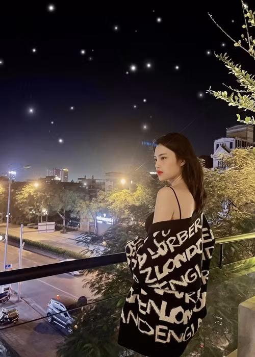 Trên trang cá nhân, chân dài sinh năm 1993 thường xuyên đăng tải hình ảnh trẻ trung, xinh đẹp của bản thân.