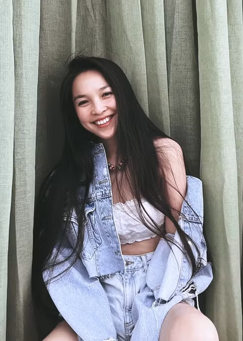 Cô gây ấn tượng với khán giả bởi vẻ ngoài trẻ trung.