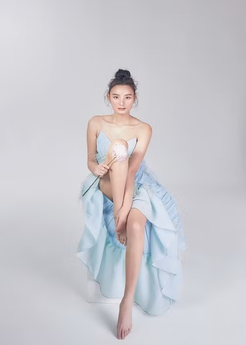 Nhiều người cho rằng Lê Thúy thu hút người đối diện không nhờ vòng một gợi cảm mà bởi thần thái của cô.