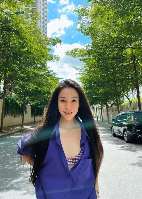 Nữ ca sĩ chuộng mặc áo bra, váy áo hai dây.