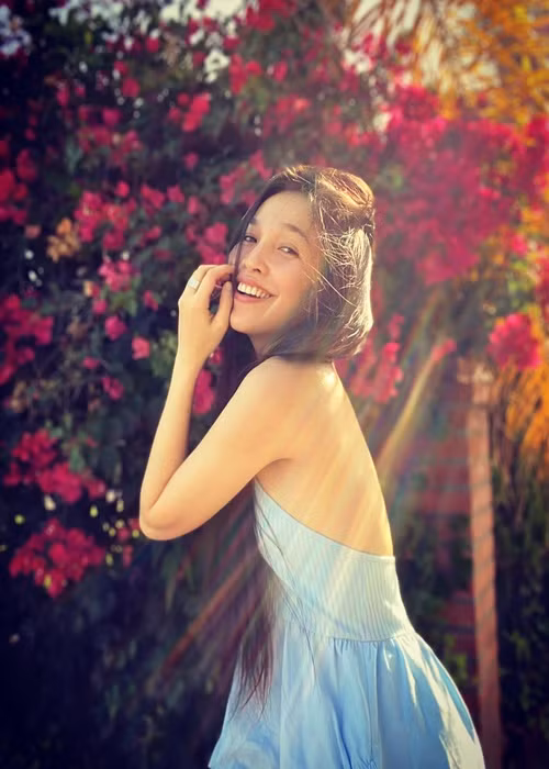 Giọng ca "Nhật ký của mẹ" khéo khoe vòng một đáp trả ý kiến chê bai.