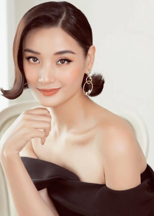 Bạn bè, đồng nghiệp cho rằng Lê Thúy mặc đồ sang nhờ khuôn ngực nhỏ xinh.