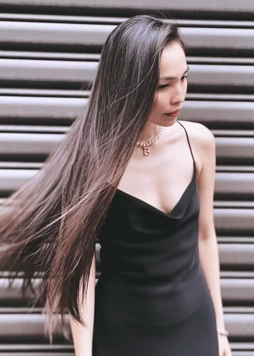 Giống Lê Thúy, Hiền Thục rất tự tin với vòng một nhỏ xinh.