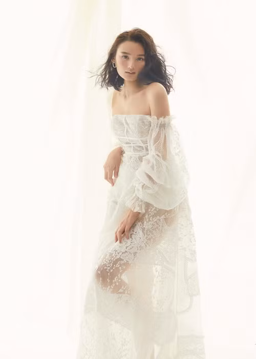  Người mẫu Lê Thúy sở hữu vóc dáng cò hương với vòng một khiêm tốn. Mới đây, bị antifan chê ngực lép, chân dài không ngại đáp trả.