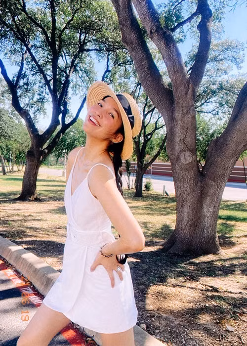 Bà mẹ một con biết cách ăn mặc phù hợp với vòng một khiêm tốn.