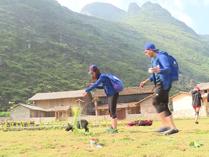 Năm 2019, tham gia Cuộc đua kỳ thú, Mỹ Linh bị khán giả chê nói chuyện quá suồng sã, không phù hợp với hình ảnh một hoa hậu hay ồn ào lộ dây áo ngực màu đen. Ảnh: VTV