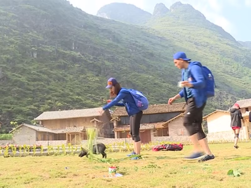 Năm 2019, tham gia Cuộc đua kỳ thú, Mỹ Linh bị khán giả chê nói chuyện quá suồng sã, không phù hợp với hình ảnh một hoa hậu hay ồn ào lộ dây áo ngực màu đen. Ảnh: VTV