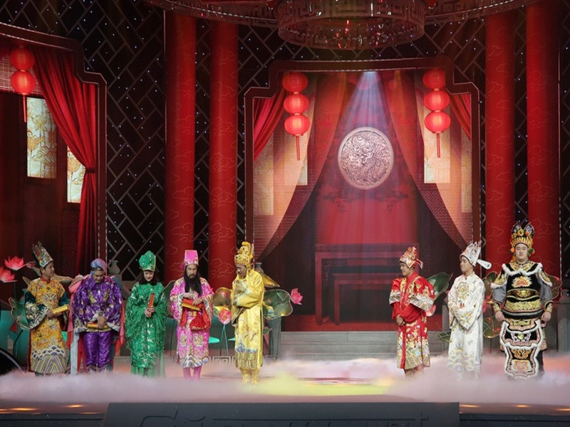 Táo Quân 2022 còn thay đổi ở việc không còn phần chào kết. Đó là lý do Thảo Vân - nữ MC quen thuộc của chương trình lần đầu tiên vắng mặt. Thảo Vân cho biết, thay đổi này diễn ra vào phút chót bởi trước đó, cô được mời làm MC Táo Quân 2022.