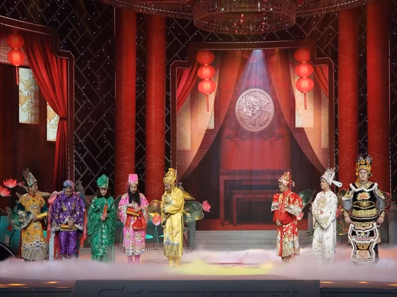 Táo Quân 2022 còn thay đổi ở việc không còn phần chào kết. Đó là lý do Thảo Vân - nữ MC quen thuộc của chương trình lần đầu tiên vắng mặt. Thảo Vân cho biết, thay đổi này diễn ra vào phút chót bởi trước đó, cô được mời làm MC Táo Quân 2022.