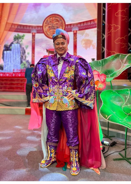 Đóng Táo Mạng, Tự Long chia sẻ về việc chương trình không có khán giả: "Lần đầu tiên Táo Quân ghi hình mà không có chất xúc tác! Thật khó có thể thăng hoa! Mong bà con thông cảm chỉ vì COVID-19".