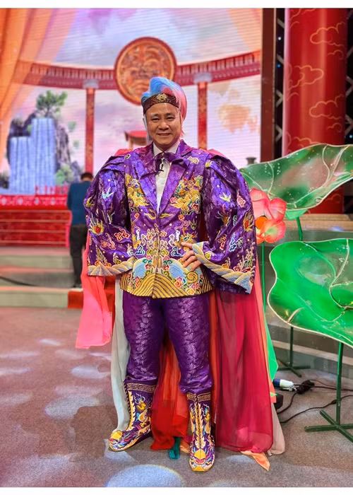 Đóng Táo Mạng, Tự Long chia sẻ về việc chương trình không có khán giả: "Lần đầu tiên Táo Quân ghi hình mà không có chất xúc tác! Thật khó có thể thăng hoa! Mong bà con thông cảm chỉ vì COVID-19".