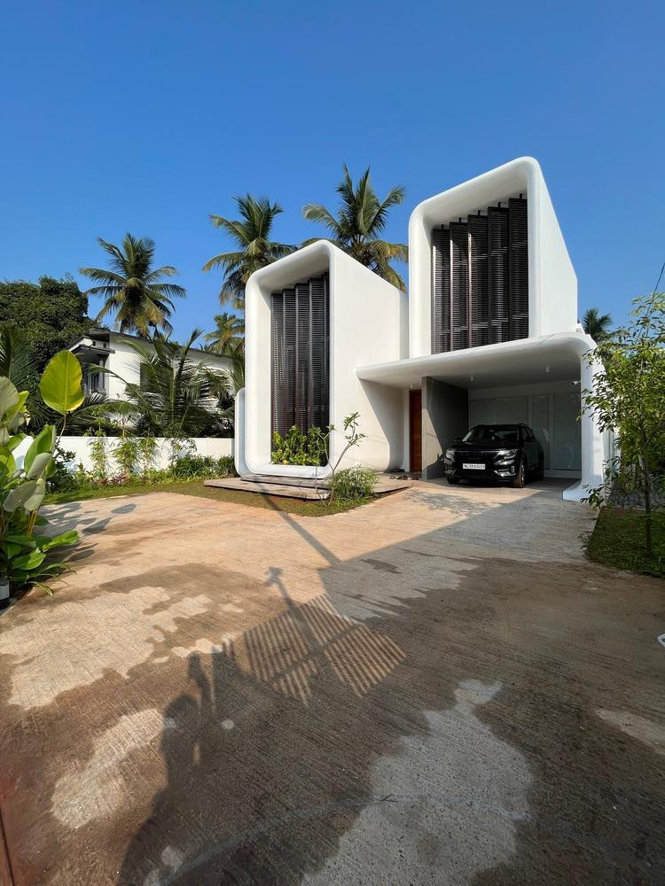 Trước nhà là khoảng sân rộng rãi trồng nhiều loại cây xanh để mang thiên nhiên đến gần với người ở.