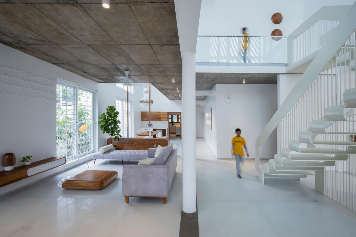 Phòng khách rộng lớn bên cạnh cửa sổ bằng kính để lấy ánh sáng và gió tươi thay cho giếng trời.