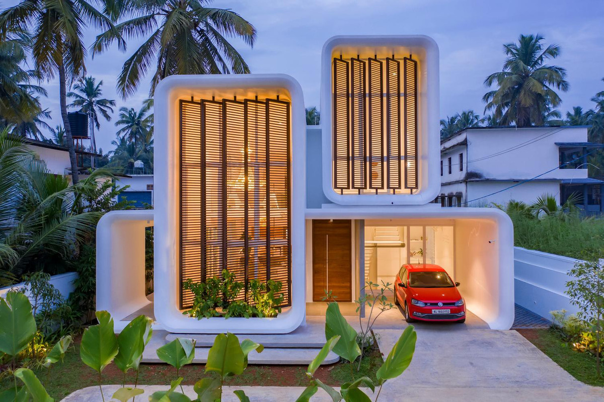 Do đó kiến trúc sư đã thiết kế ngôi nhà có mặt tiền bên ngoài giống như 2 chiếc điện thoại đang để trên kệ.