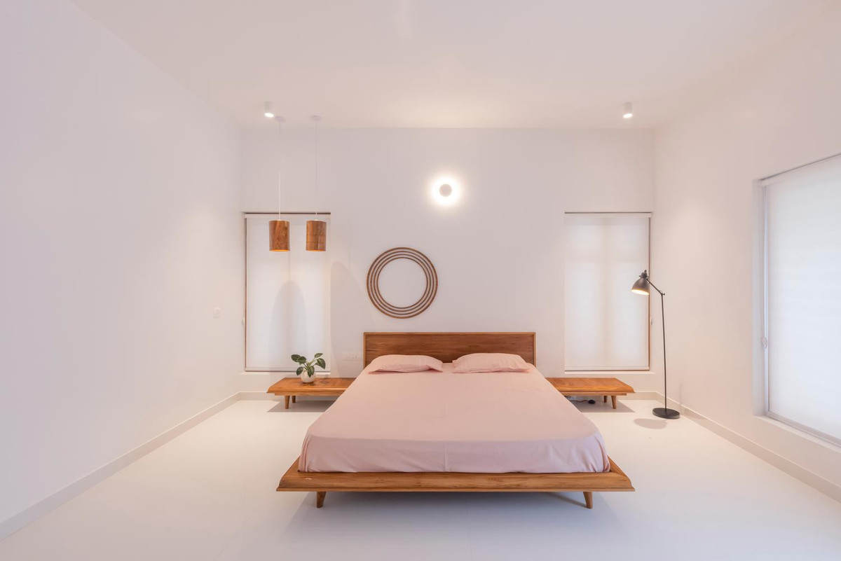 Phòng ngủ lớn bày biện tối giản để tập trung vào việc nghỉ ngơi, thư giãn.