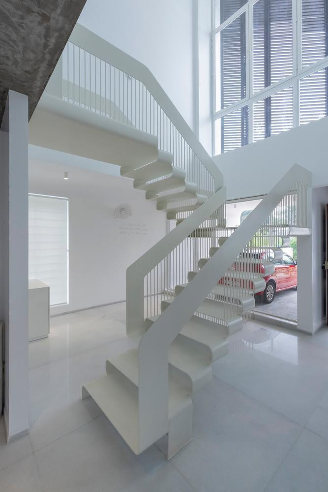Thiết kế cầu thang uốn cong giống như tác phẩm điêu khắc tạo thành điểm nhấn cùng với các tác phẩm nghệ thuật khác bên trong ngôi nhà.