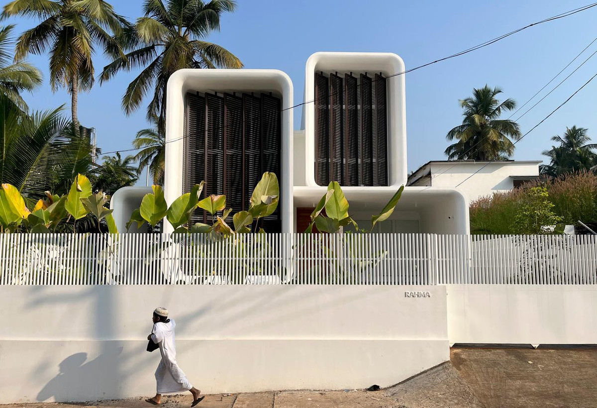 Hoặc nếu ở góc nhìn khác thì ngôi nhà với các cạnh tròn giống như các khối sân vận động xếp chồng lên nhau trong trò chơi Tetris.