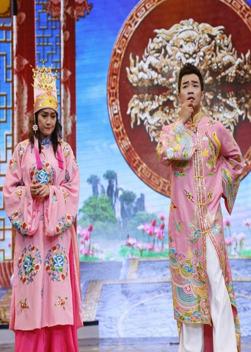 Không ít lần, Đỗ Duy Nam đóng Táo Quân. Năm 2011, anh vào vai quần chúng, cầm đầu xe lướt một vòng trên sân khấu trong phần báo cáo của Táo Giao thông. Sau đó, Đỗ Duy Nam tiếp tục sắm vai quần chúng - một phu kiệu cho Táo Kinh tế. Anh thực sự được diễn khi đóng vai “cô Đẩu thử việc" trong Táo Quân 2017. Ảnh: Tiền Phong