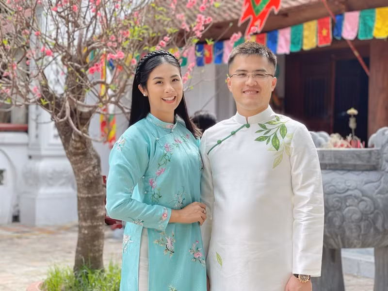 Phú Đạt thường xuyên diện áo dài cùng Ngọc Hân. Ảnh: FB Ngọc Hân